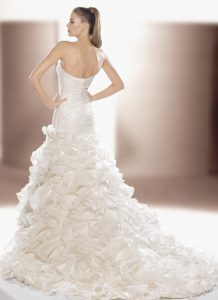 1835-INNOVIAS-B-218x300 Espalda del vestido de novia Caldero de Innovias