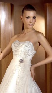 805-168x300 Escote del vestido de novia 805 de Innovias