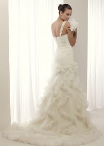 Alegoria-K95311-1Z2-214x300 Espalda del vestido de novia Alegoria-INNOVIAS