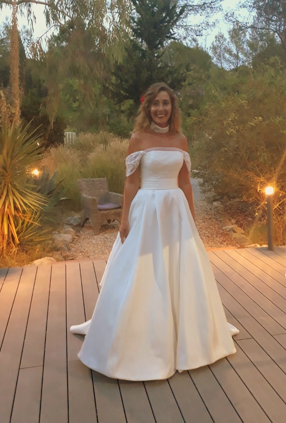 INNOVIAS | Vestido de novia Alya con manga caida y choker INNOVIAS