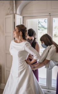 novia-innovias-bea-vistiendose-188x300 novia-innovias-bea-vistiendose