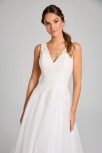 INNOVIAS_590-ania-cerca-200x300 detalle-vestido-novia-ania-encaje-escote